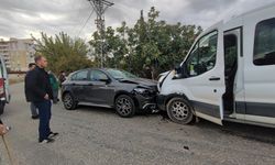 Adıyaman'da korkutan kaza! Otomobil ile minibüs kafa kafaya çarpıştı