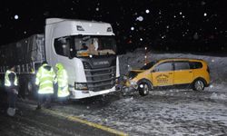 Kars'ta tırla taksi birbirine girdi! Ölü ve yaralılar var