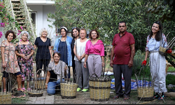 Baba mesleği sepet örmeyi kadınlara öğretiyor