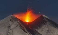 Etna yine lav ve kül püskürttü