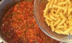 İtalyan usulü domates soslu makarna nasıl yapılır? Makarnaya lezzet katan sırrı İtalyan aşçı söyledi.