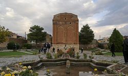 Kızıl Kümbet asırlara meydan okuyor