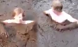Nasıl kurtulacağını anlatmak için bataklığa girdi olanlar oldu!