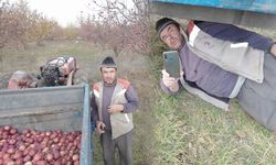 Dron görünce traktörün altına girdi! Oğlunun şakası güldürdü