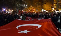 Çanakkale şehitleri dev Türk bayrağı ile anıldı