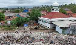 Endonezya'da çöp afeti! Sahili kapladı
