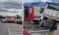 Yolcu treni TIR'a çarptı: Kaza anı saniye saniye kamerada!