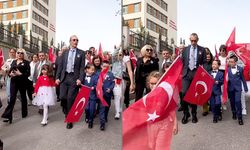 Erdal Beşikçioğlu 23 Nisan gösterilerinde çocuklarla birlikte 'Bugün Bayram' dedi