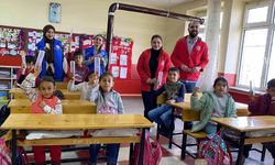 Köy okullarındaki öğrencilere iç ısıtan hediye