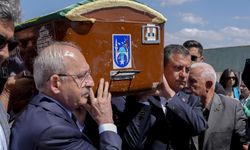 Levent Bayraktar'ın cenazesini Kılıçdaroğlu ve Özel birlikte omuzladı