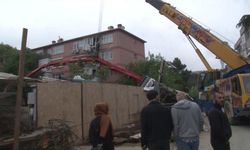 Beton pompası, binanın üzerine iki kere düştü! İki balkon çöktü!