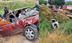 Çarpışan iki otomobilden biri dereye uçtu! Çok sayıda yaralı var