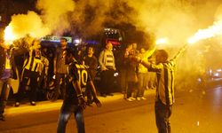 Fenerbahçeli taraftarlar sokaklara döküldü
