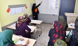 Mersin’de kadınlar belediyenin desteği ile okuma yazma öğreniyor
