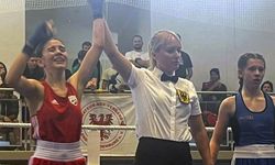 13 yaşındaki boksör Selina Çukur, Almanya’da şampiyon