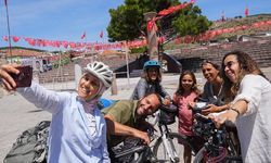 Emine Aktürk, bisikletli turistleri evinde misafir ediyor