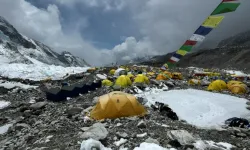 Everest'in zirvesindeki yüzlerce ceset açığa çıkıyor