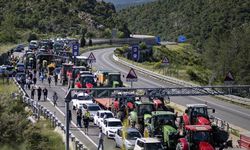 Çiftçilerden dev protesto! Sınırı kapattılar