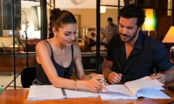 Hande Erçel ve Barış Arduç'tan ilk kare geldi: ‘Rüzgara Bırak’ için imza attılar!