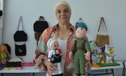 Hafızasını "amigurumi bebek" örerek güçlendiriyor