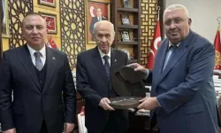 İzzet Ulvi Yönter ve Semih Yalçın, Devlet Bahçeli'ye silah hediye etti!