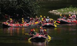 Düzce'de maceraseverler sıcakta rafting yaparak serinliyor