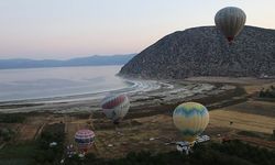 Burdur'da Salda Gölü manzaralı sıcak hava balon turizmi başlatıldı