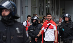 SON DAKİKA | Berlin'de Bozkurt skandalı! Polisler Türk taraftarları durdurdu