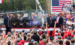 Trump, saldırıdan sonra ilk mitingini bakın nasıl yaptı?