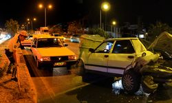 Antalya'da zincirleme kaza: Trafik polisi yoldaki yağı kürekle temizledi