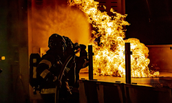 Kars'ta apartman yangını: 1'i çocuk 3 kişi hastaneye kaldırıldı