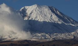 Kars ve Ardahan'da soğuk hava ile kırağı, Ağrı'da kar etkili oldu