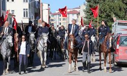 İstiklal Yolu'nu at sırtında geçtiler