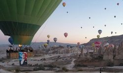 Kapadokya'da balonlar Türk bayraklarını gökyüzünde dalgalandırdı