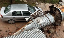 Karabük'te şiddetli fırtına cami minaresini devirdi