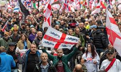 Londra'da aşırı sağcılar ile ırkçılık karşıtları karşılıklı eylem düzenledi