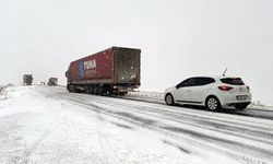 Ardahan'da kar ve buzlanma nedeniyle araçlar yolda kaldı