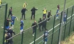 Amatör maçta saha karıştı, futbolcular taşlı saldırıda yaralandı