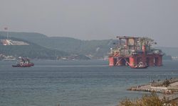 Çanakkale Boğazı dev petrol platformunun geçişi için tek yönlü gemi trafiğine kapatıldı