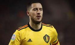 Hazard hem tüttürüyor hem hamburger yiyor!