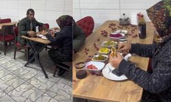 Kokoreççide eşi için masaya kuru gül yaprakları döktüren adam sosyal medyayı salladı