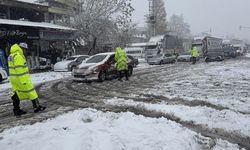 Kahramanmaraş-Kayseri kara yolu kar ve tipi nedeniyle ulaşıma kapandı