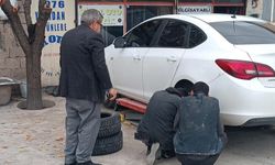 Oto lastikçilerde kış lastiği yoğunluğu