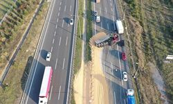 Anadolu Otoyolu Bolu kesiminde devrilen tır trafiği aksattı