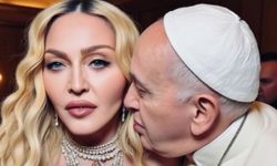 Madonna'nın Papa ile verdiği poz olay oldu