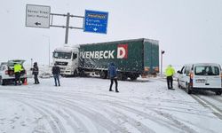 Refüje çarpan tır nedeniyle Çorum-Yozgat kara yolu 2 saat ulaşıma kapalı kaldı