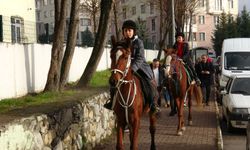 Karabük'te iki kardeş karnesini almaya atla geldi!