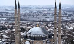 Edirne'de beyaz örtünün kapladığı tarihi yapılar fotoğraflara fon oluyor