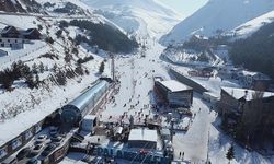 Palandöken'e gelen turistler, güneşli havada kayak yapmanın keyfini çıkardı