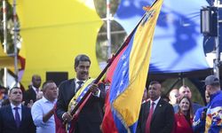 Venezuela'da yemin töreninden sonra Maduro, destekçilerini selamladı